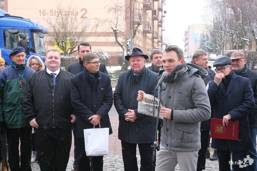 Końskie: Odsłonili pamiątkową płytę i zakopali kapsułę pamięci [wideo, zdjęcia]