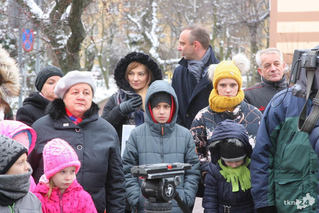 Końskie: Odsłonili pamiątkową płytę i zakopali kapsułę pamięci [wideo, zdjęcia]
