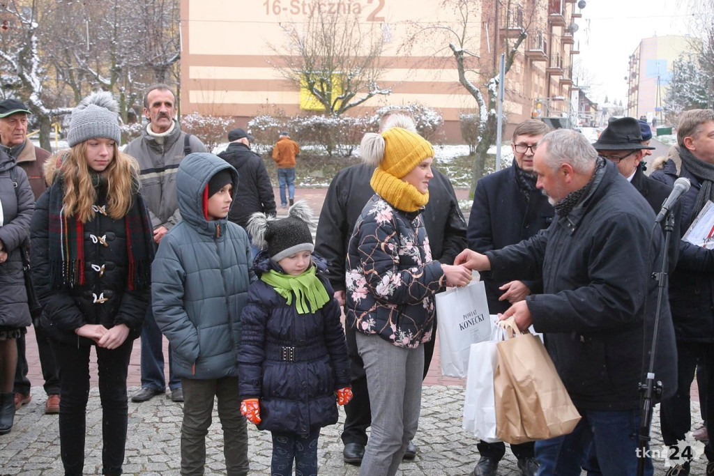 Końskie: Odsłonili pamiątkową płytę i zakopali kapsułę pamięci [wideo, zdjęcia]