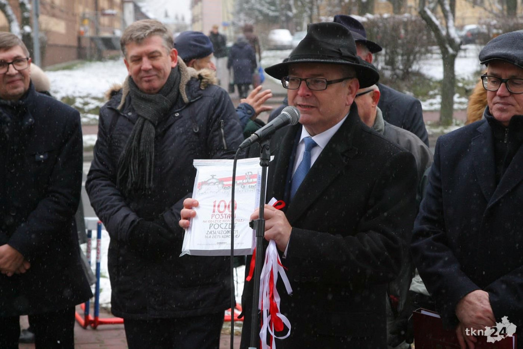 Końskie: Odsłonili pamiątkową płytę i zakopali kapsułę pamięci [wideo, zdjęcia]