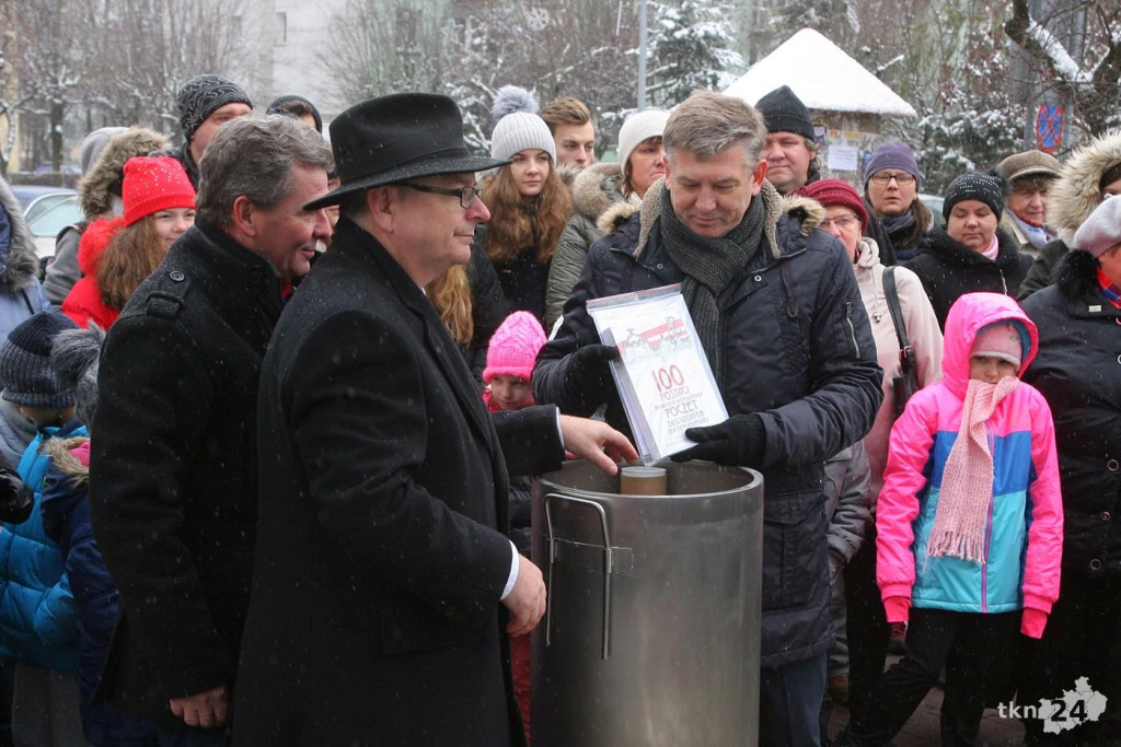 Końskie: Odsłonili pamiątkową płytę i zakopali kapsułę pamięci [wideo, zdjęcia]