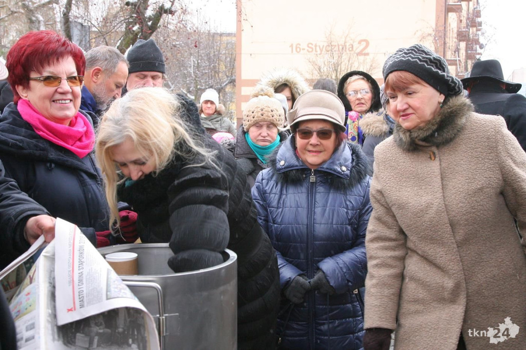 Końskie: Odsłonili pamiątkową płytę i zakopali kapsułę pamięci [wideo, zdjęcia]