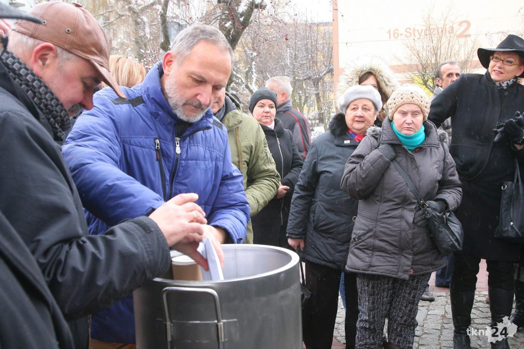 Końskie: Odsłonili pamiątkową płytę i zakopali kapsułę pamięci [wideo, zdjęcia]