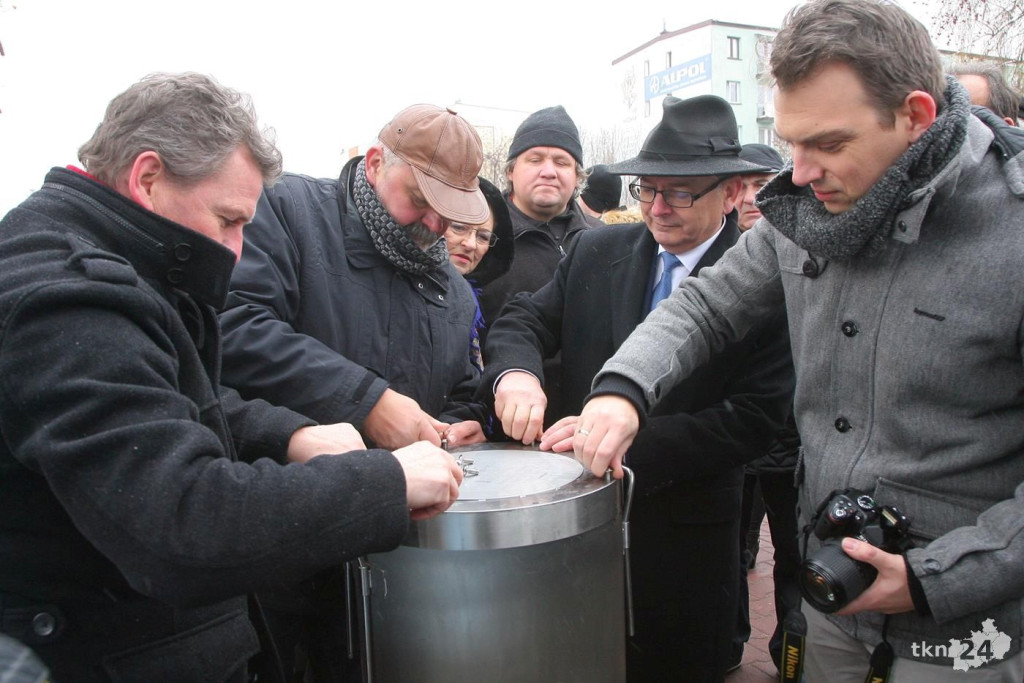 Końskie: Odsłonili pamiątkową płytę i zakopali kapsułę pamięci [wideo, zdjęcia]