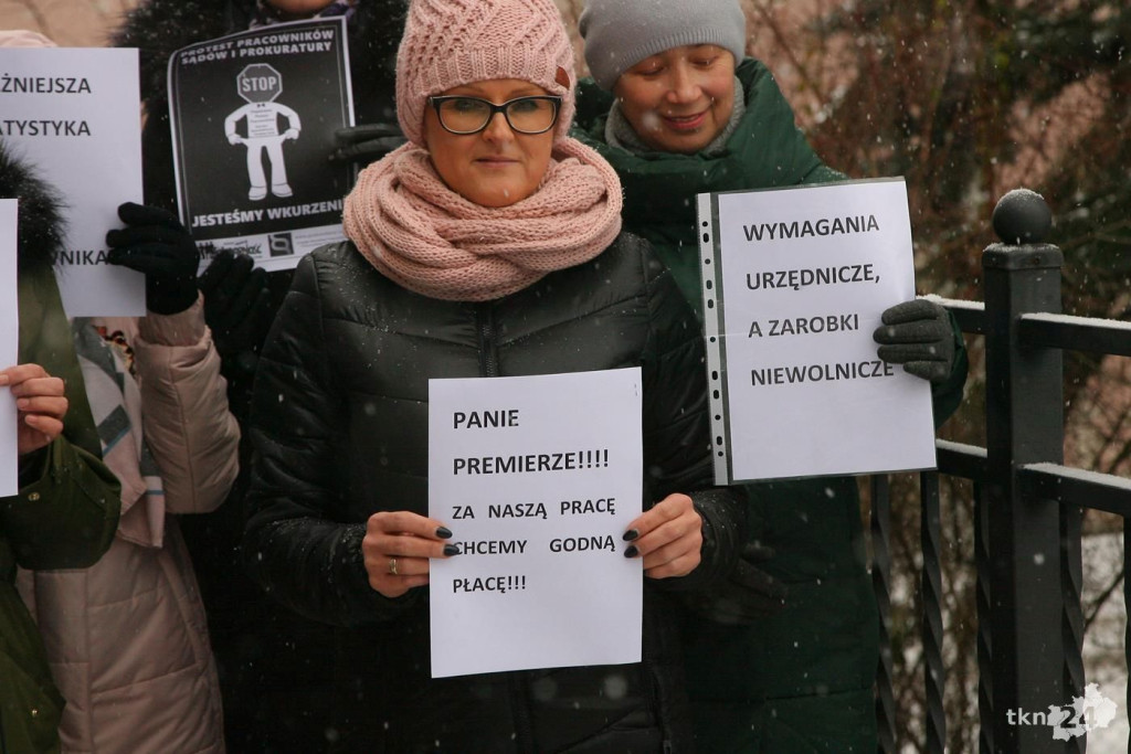 Końskie: Protestują pracownicy Prokuratury Rejonowej [wideo, zdjęcia]