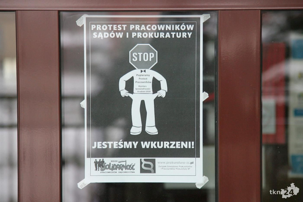 Końskie: Protestują pracownicy Prokuratury Rejonowej [wideo, zdjęcia]