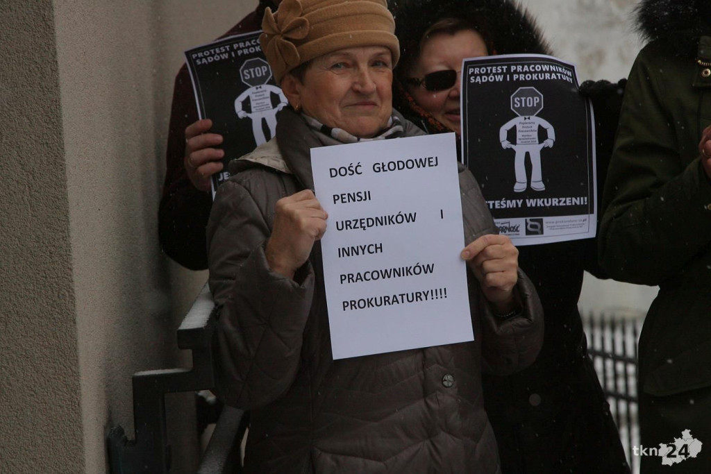 Końskie: Protestują pracownicy Prokuratury Rejonowej [wideo, zdjęcia]