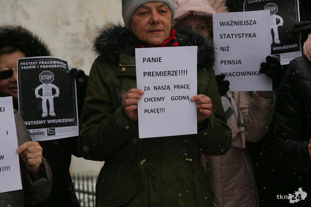 Końskie: Protestują pracownicy Prokuratury Rejonowej [wideo, zdjęcia]