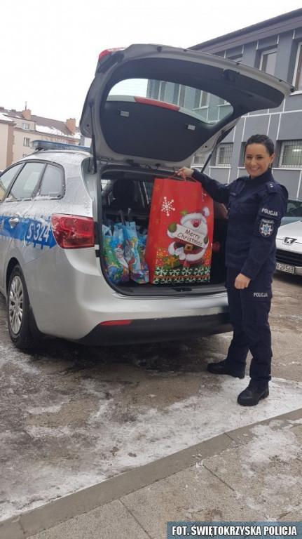 Policjanci ze świąteczną pomocą dla Domu Dziecka [zdjęcia]