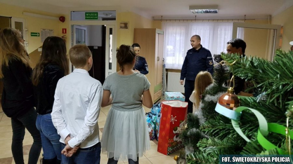Policjanci ze świąteczną pomocą dla Domu Dziecka [zdjęcia]