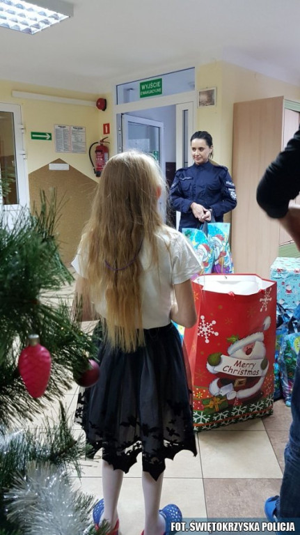 Policjanci ze świąteczną pomocą dla Domu Dziecka [zdjęcia]