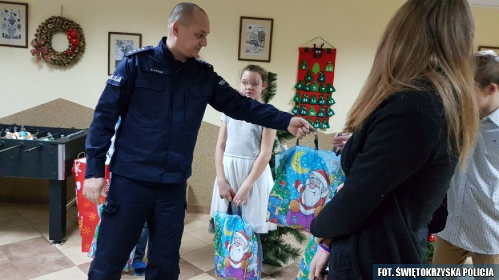 Policjanci ze świąteczną pomocą dla Domu Dziecka [zdjęcia]