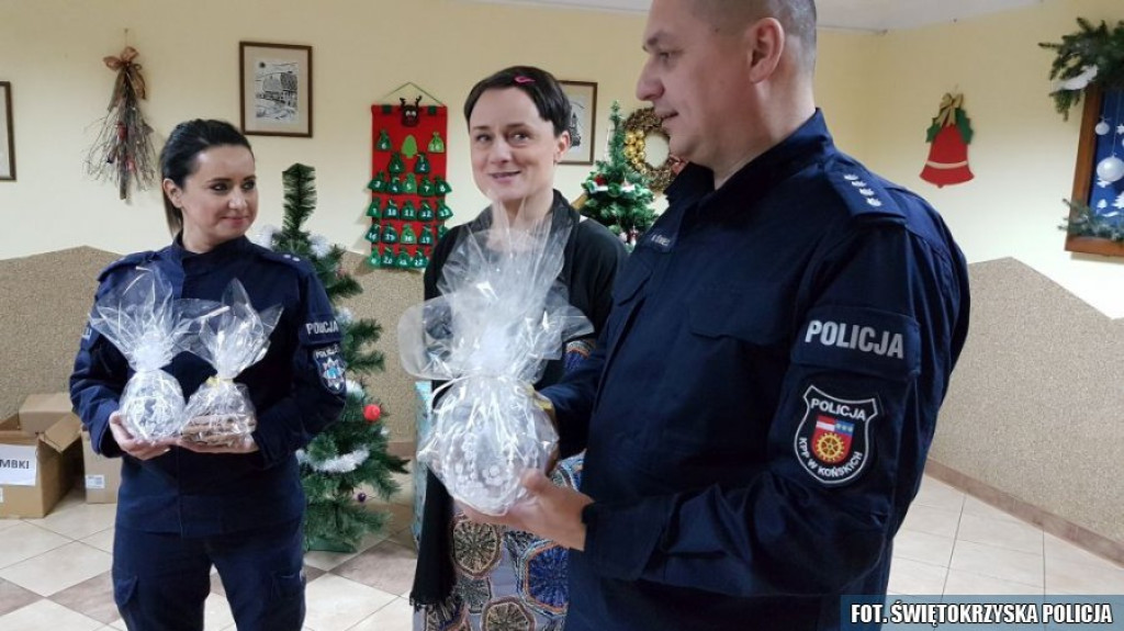 Policjanci ze świąteczną pomocą dla Domu Dziecka [zdjęcia]