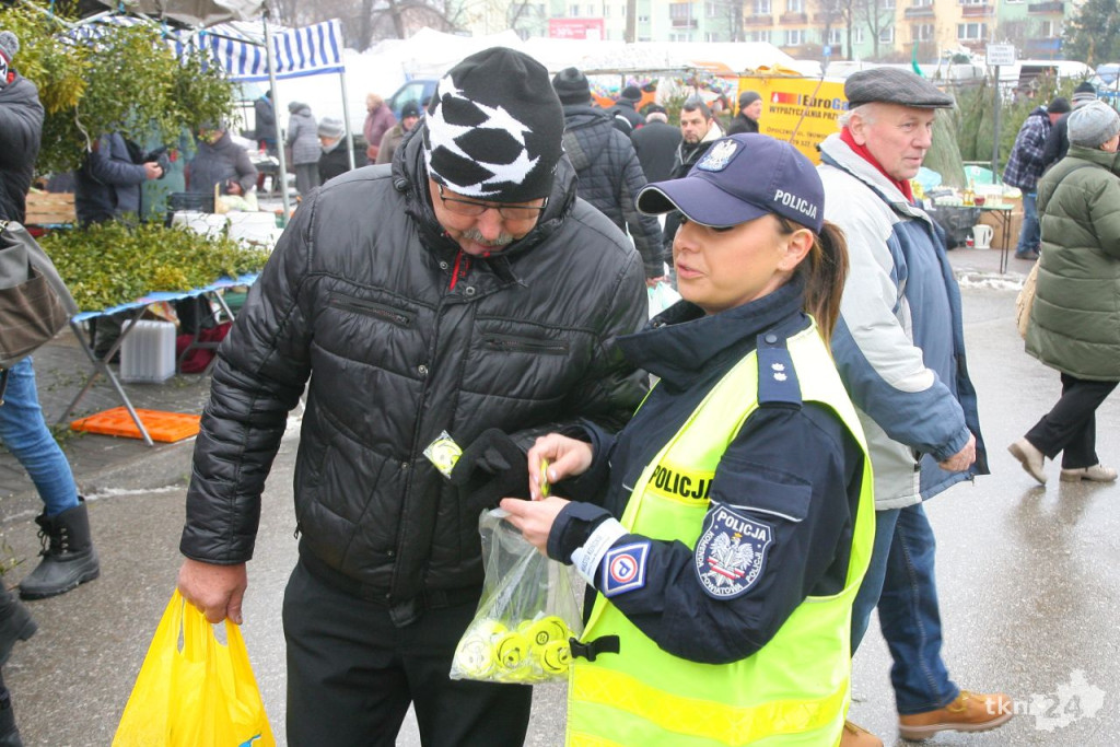 Policjanci rozdali mieszkańcom setki odblasków [wideo, zdjęcia]