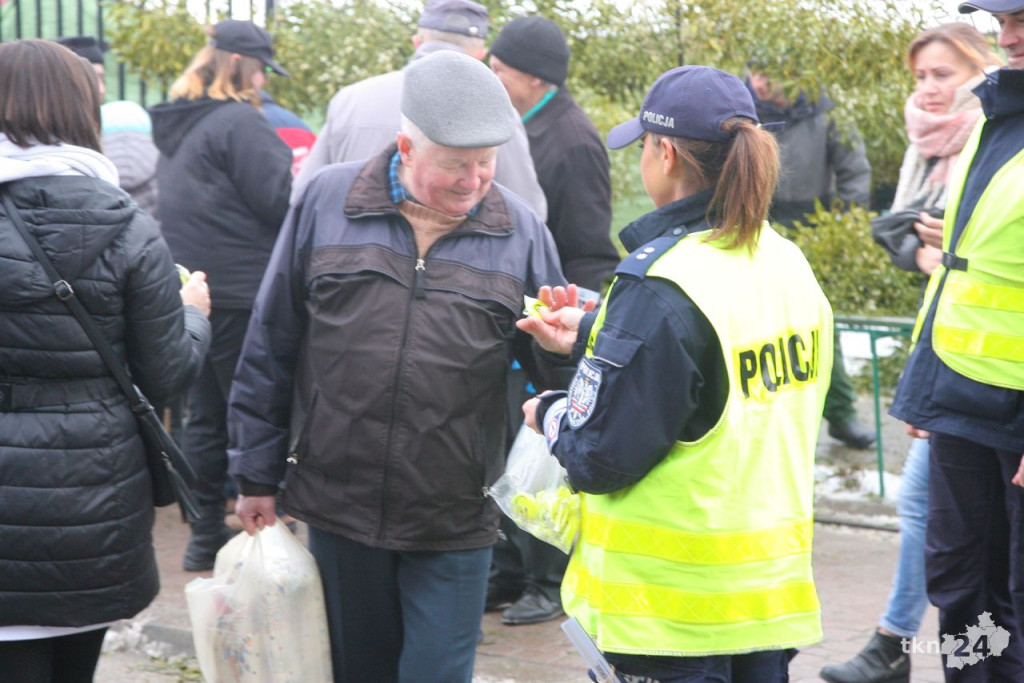 Policjanci rozdali mieszkańcom setki odblasków [wideo, zdjęcia]