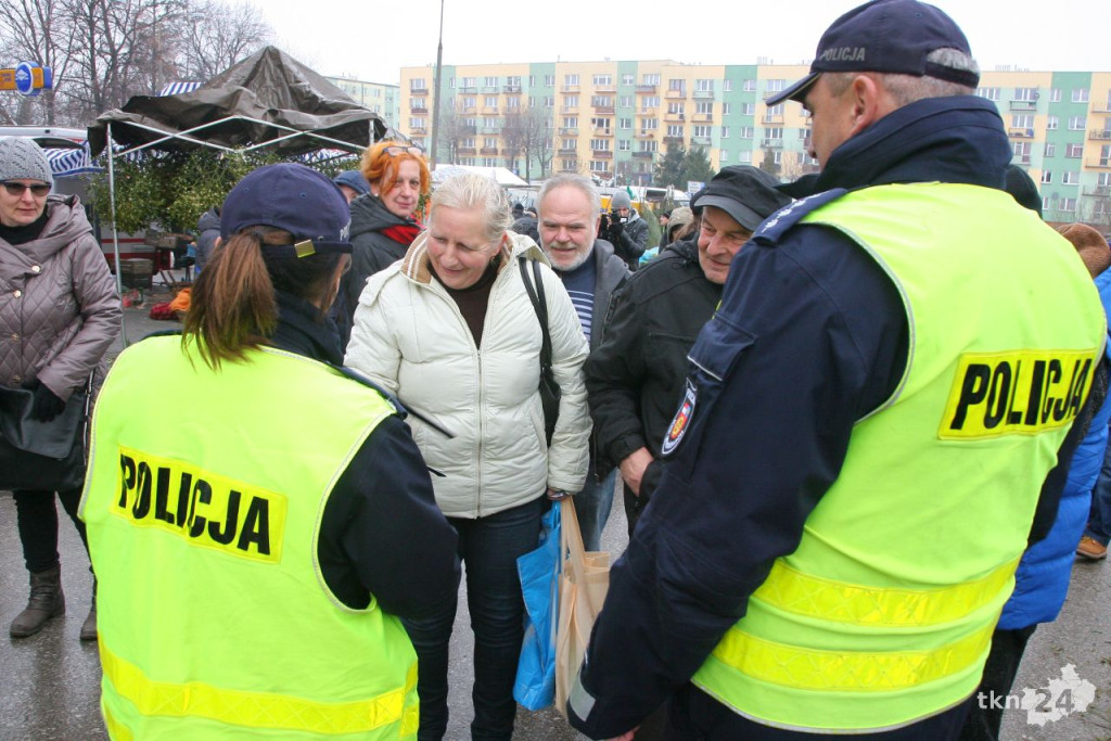 Policjanci rozdali mieszkańcom setki odblasków [wideo, zdjęcia]