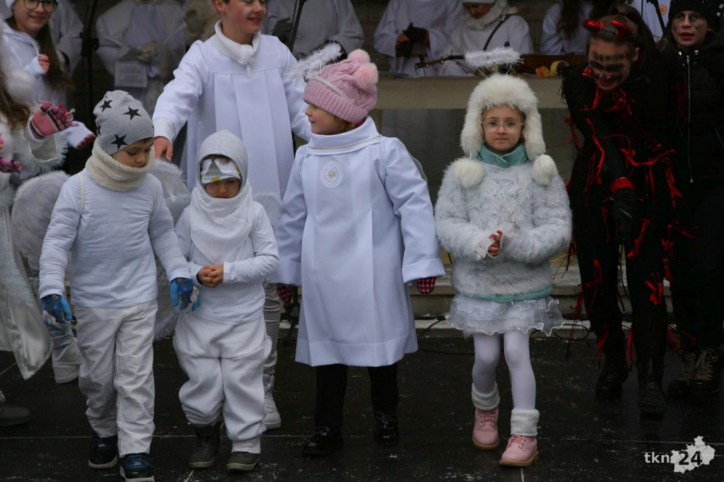 Kolorowy Orszak Trzech Króli przeszedł ulicami Końskich [zdjęcia]