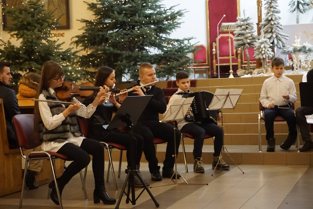 Piękny koncert kolęd i pastorałek w kościele pw. Chrystusa Odkupiciela [wideo, zdjęcia]