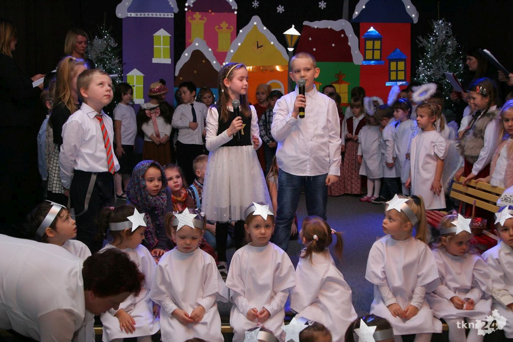 Przedszkole nr 6 z noworocznym przedstawieniem dla babć i dziadków [wideo, zdjęcia]
