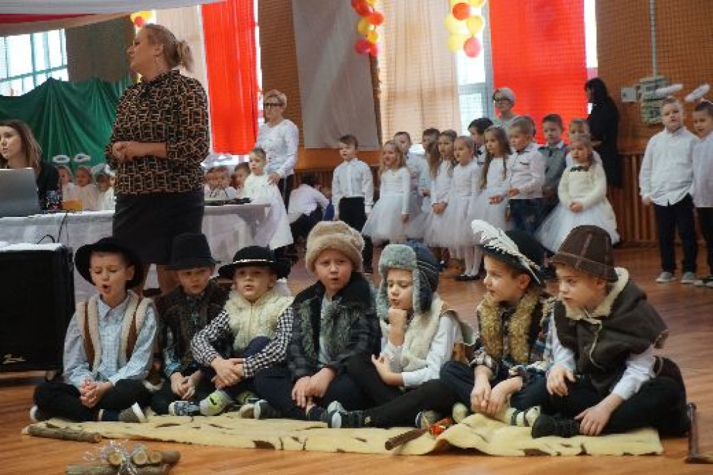 Artystyczny dzień babci i dziadka oraz bal w Radoszycach [zdjęcia]