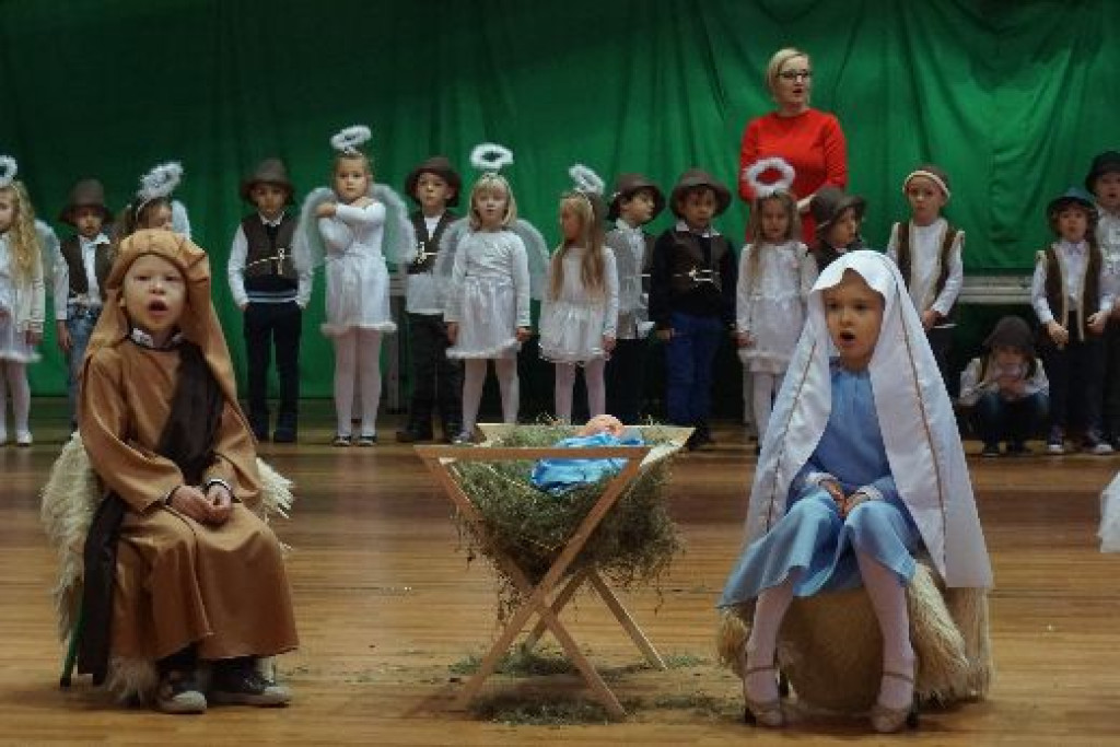 Artystyczny dzień babci i dziadka oraz bal w Radoszycach [zdjęcia]