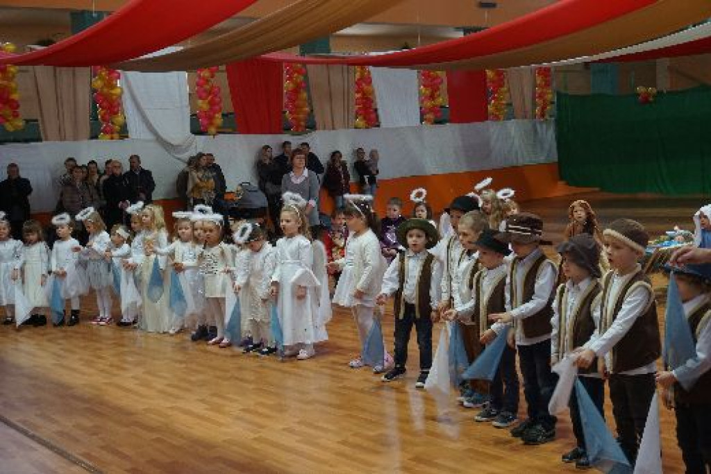 Artystyczny dzień babci i dziadka oraz bal w Radoszycach [zdjęcia]