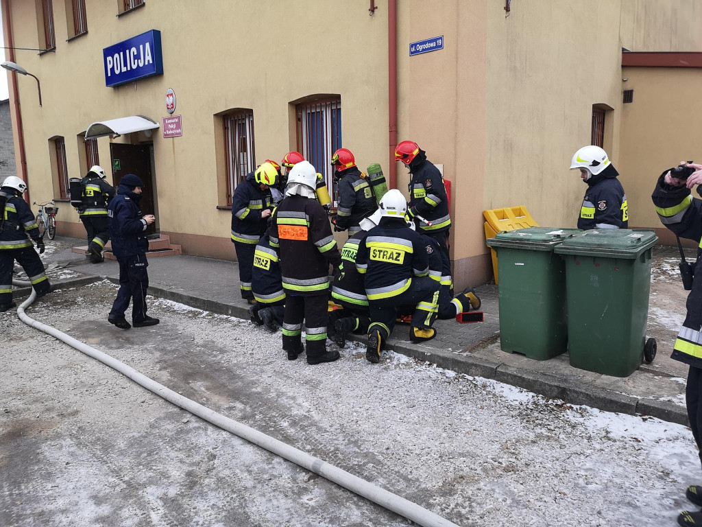 Strażackie ćwiczenia w komendzie i na lodowisku [zdjęcia]