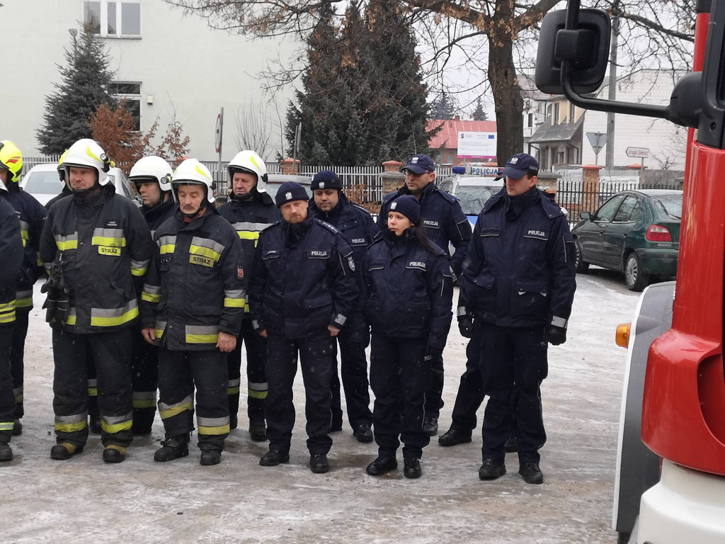 Strażackie ćwiczenia w komendzie i na lodowisku [zdjęcia]