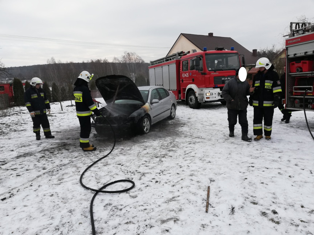 Pożar samochodu osobowego i ciągnika w Nadworowie [zdjęcia]