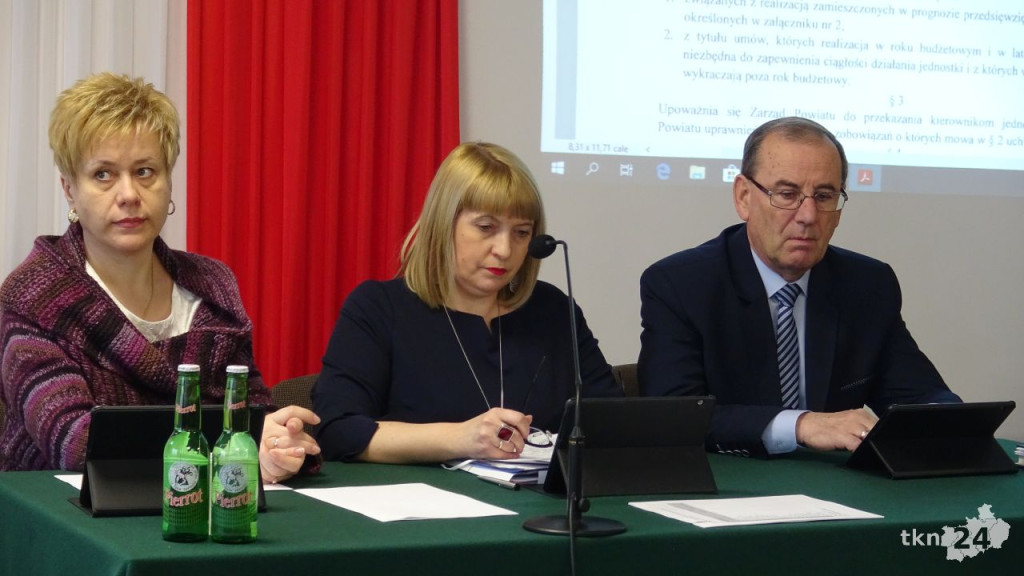 Budżet powiatu uchwalony z deficytem. Duży sprzeciw opozycji [wideo, zdjęcia]