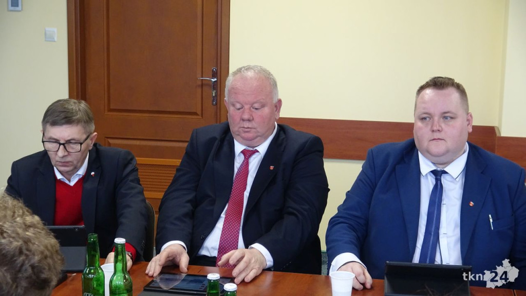 Budżet powiatu uchwalony z deficytem. Duży sprzeciw opozycji [wideo, zdjęcia]