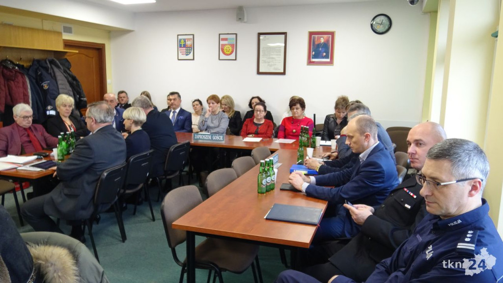 Budżet powiatu uchwalony z deficytem. Duży sprzeciw opozycji [wideo, zdjęcia]