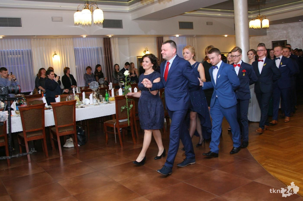 Relacja wideo: Studniówka Ekonomika z zespołem Łobuzy!