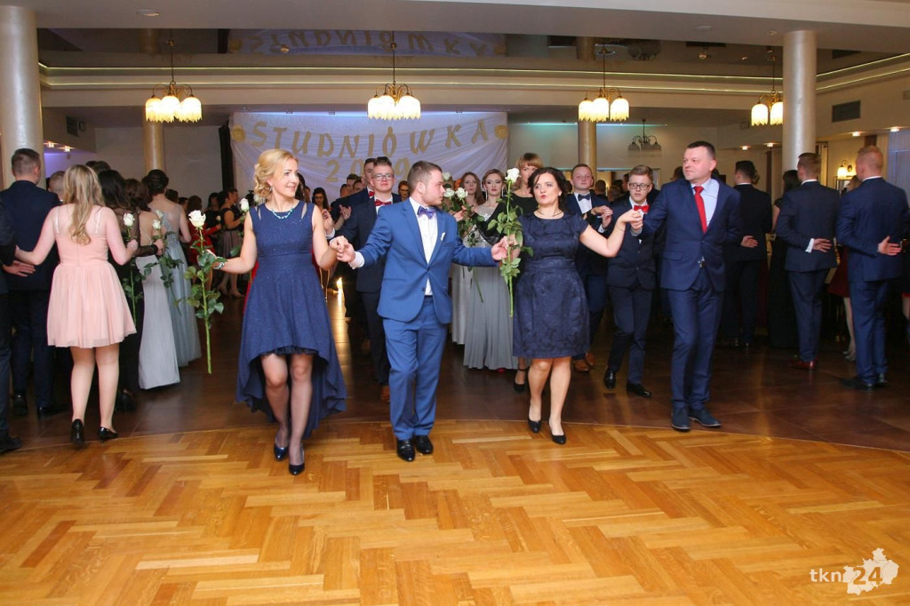Relacja wideo: Studniówka Ekonomika z zespołem Łobuzy!