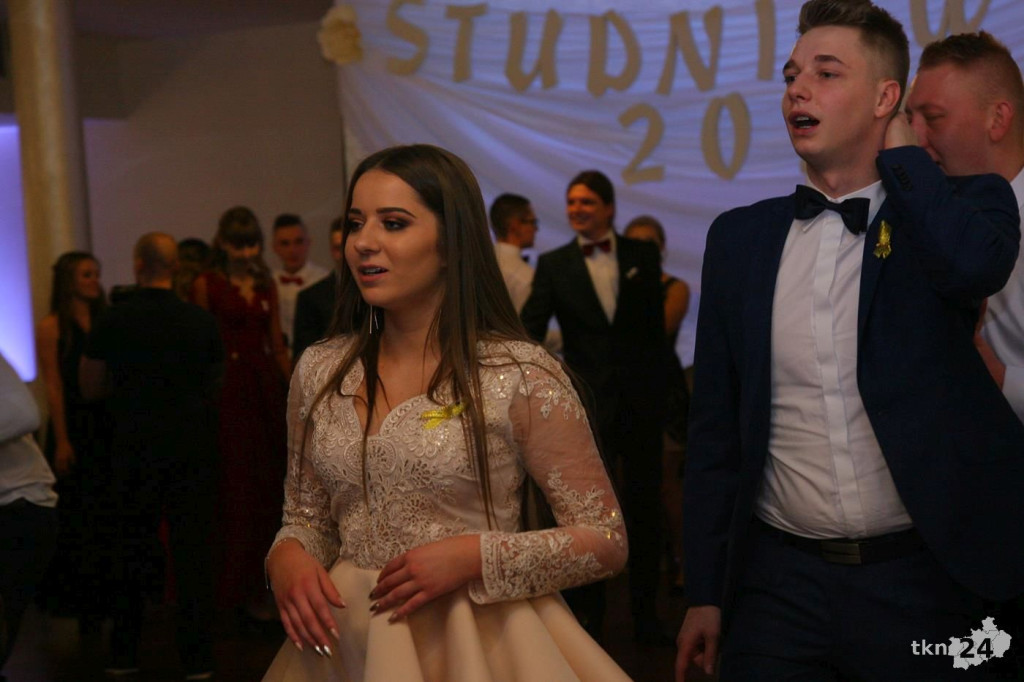 Relacja wideo: Studniówka Ekonomika z zespołem Łobuzy!