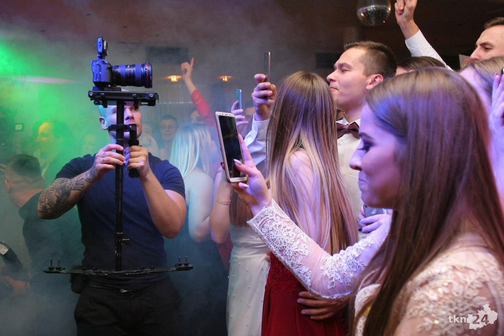 Relacja wideo: Studniówka Ekonomika z zespołem Łobuzy!
