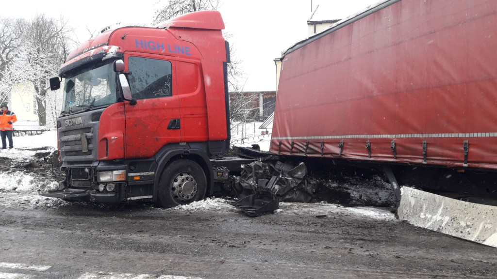 Wypadek ciężarówki w Mularzowie. Droga całkowicie zablokowana [wideo, zdjęcia]