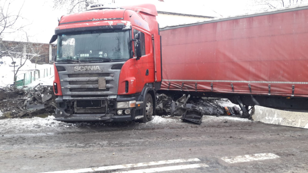Wypadek ciężarówki w Mularzowie. Droga całkowicie zablokowana [wideo, zdjęcia]