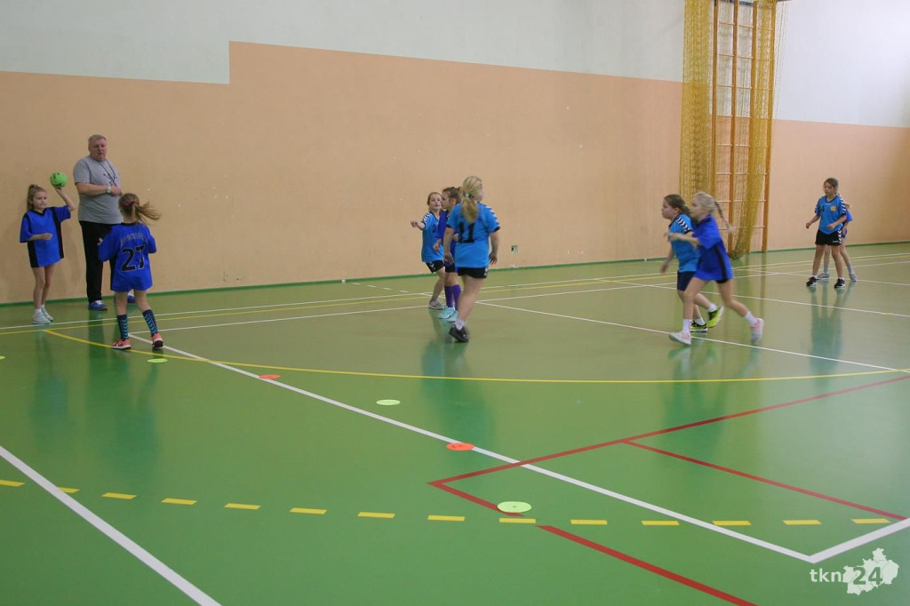 Widowiskowa rywalizacja w mini piłkę ręczną dziewcząt! [wideo, zdjęcia]