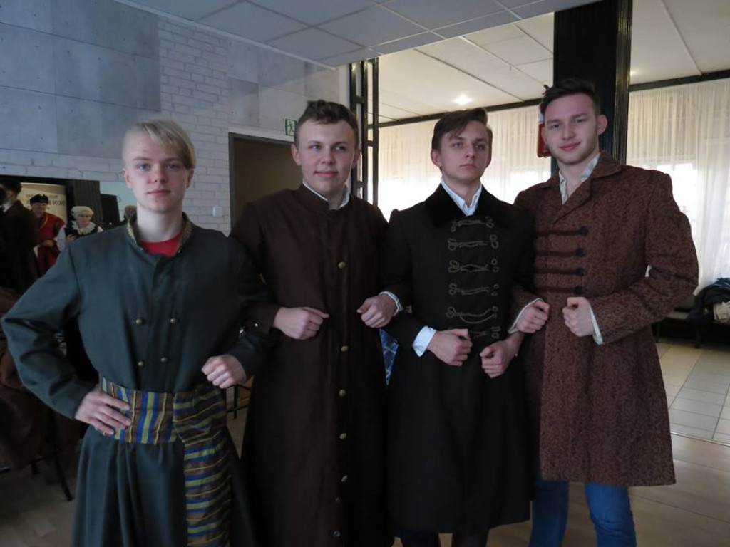 Młodzież i uczestnicy UTW we wspólnym widowisku. Trwają próby [zdjęcia, wideo]