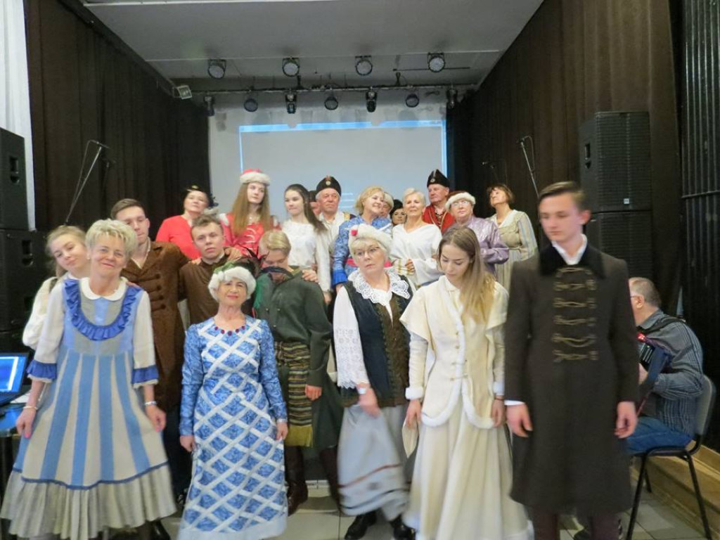 Młodzież i uczestnicy UTW we wspólnym widowisku. Trwają próby [zdjęcia, wideo]