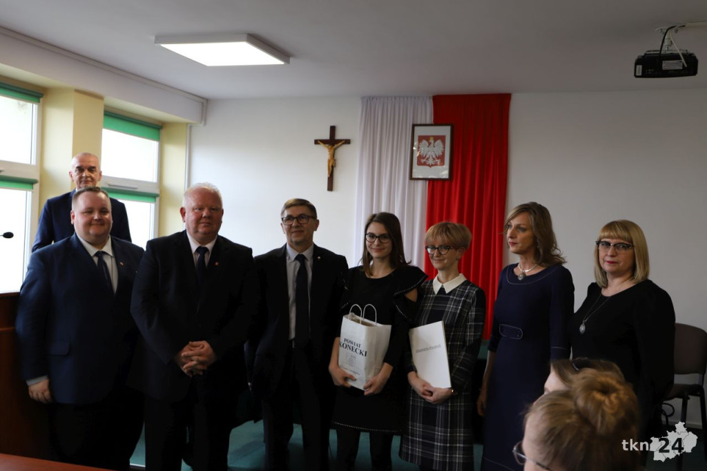 Władze powiatu doceniły najlepszych uczniów [wideo, zdjęcia]