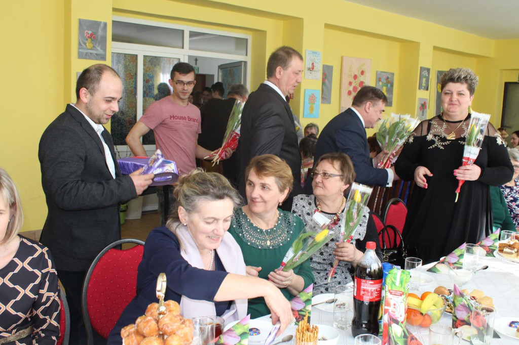 Kwiaty, zabiegi i występy na Dzień Kobiet w Słupi Koneckiej [zdjęcia]