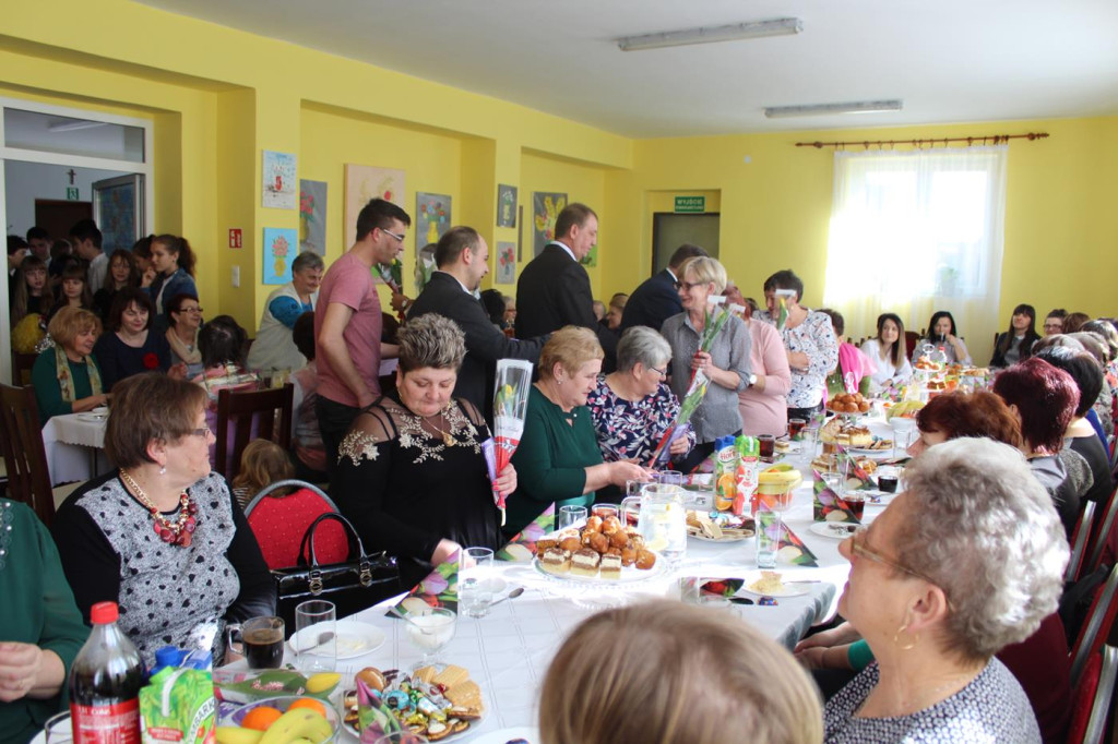 Kwiaty, zabiegi i występy na Dzień Kobiet w Słupi Koneckiej [zdjęcia]