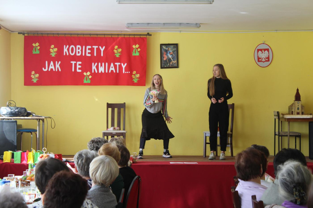 Kwiaty, zabiegi i występy na Dzień Kobiet w Słupi Koneckiej [zdjęcia]