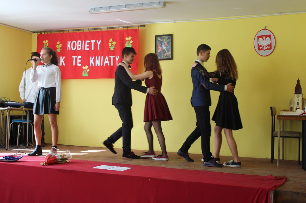 Kwiaty, zabiegi i występy na Dzień Kobiet w Słupi Koneckiej [zdjęcia]