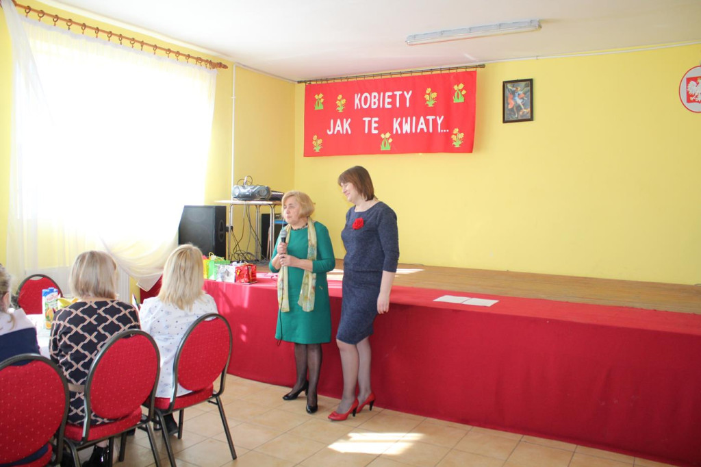 Kwiaty, zabiegi i występy na Dzień Kobiet w Słupi Koneckiej [zdjęcia]