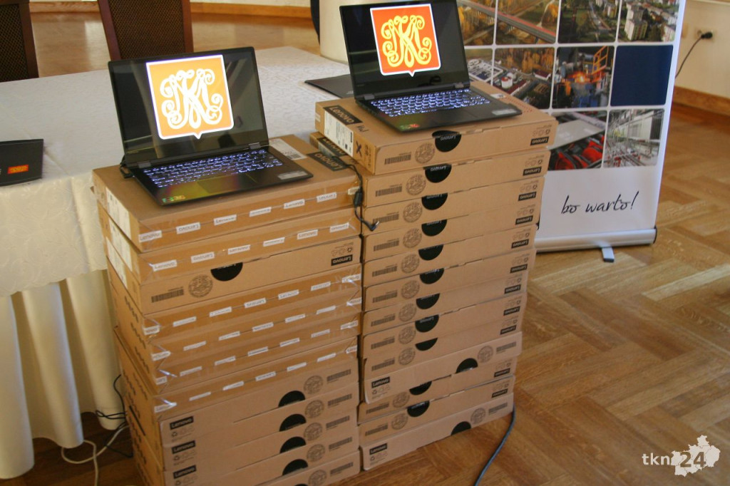 Końskie: 276 osób przeszło szkolenia komputerowe. Szkoły dostały laptopy! [wideo, zdjęcia]