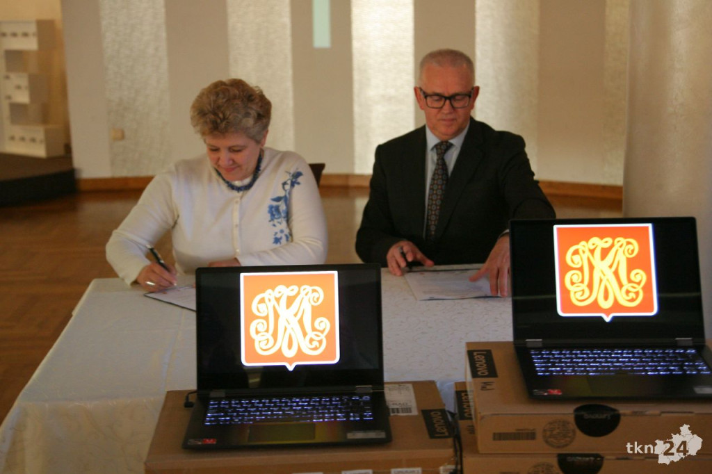 Końskie: 276 osób przeszło szkolenia komputerowe. Szkoły dostały laptopy! [wideo, zdjęcia]