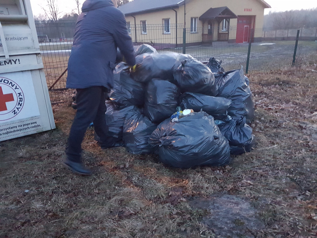 Mieszkańcy sami posprzątali okolicę [zdjęcia]
